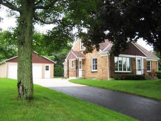 975 124th St, Brookfield, WI 53005-7302