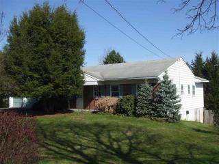 16 Petticoat Ln, Troy, NY 12180-7241