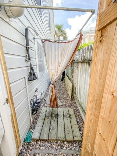 1222 Sealy St, Galveston TX 77550-3811 exterior