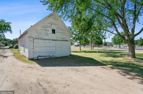 101 Maple St, Lester Pr, MN 55354-7707