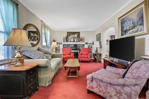 98 Smith Ave, White Plains, NY 10605-3118