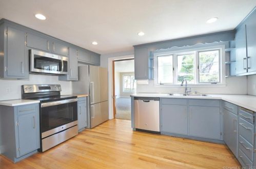 4 Cyrus Ln, Bloomfield, CT 06002-3042