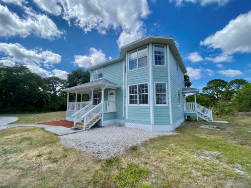 240 Del Mundo St, Fort Pierce, FL 34946-6440