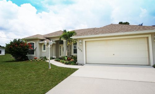 408 Ridgecrest Dr, Fort Pierce FL  34953-7507 exterior