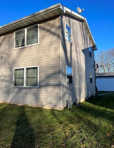 1639 Johnston Dr, Manitowoc WI  54220-2226 exterior
