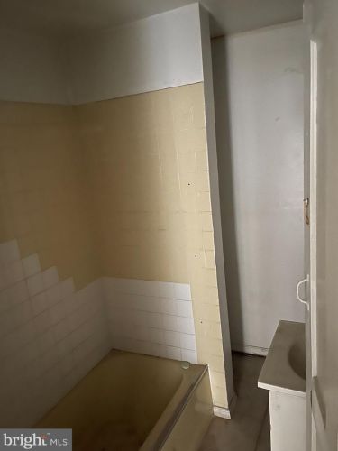 701 9 St, Camden NJ  08102-1721 exterior