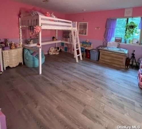 15 Ramblewood Rd, Shoreham NY  11786-2301 exterior