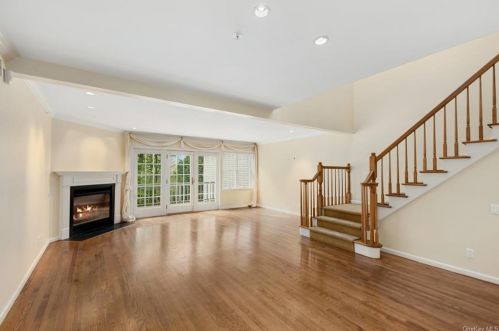 71 Brook Hills Cir, White Plains, NY 10605-5006