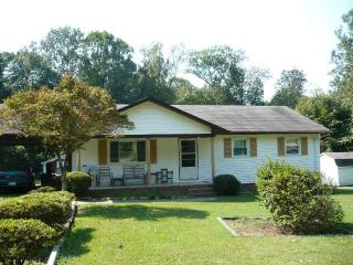 3200 Green Ct, Greensboro, NC 27406-9647