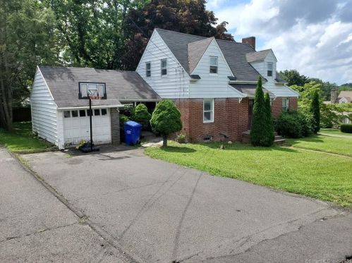 16 4th St, Danbury, CT 06810-5733