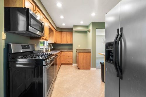 1227 Arrowood Dr, Pittsburgh, PA 15243-1803