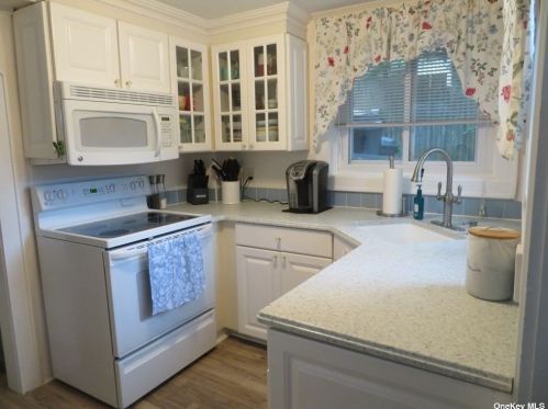 21 Flushing Rd, Scotts Beach, NY 11789-1622