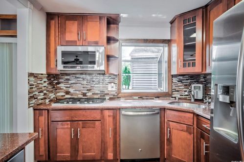 11 Gardenia Ln, Hicksville NY  11801-2008 exterior