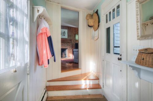 124 Green End Ave, Middletown RI  02842-7007 exterior