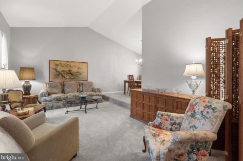 6010 Rdg Frd Dr, Springfield VA 22015-3651 exterior