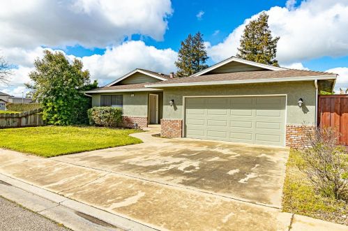 2485 Hampton Way, Turlock CA  95382-0733 exterior