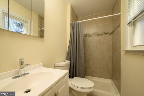 16 Gloucester Ln, Trenton NJ  08618-1006 exterior