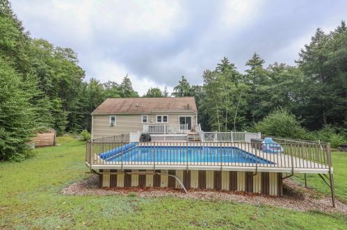 100 Mount Delight Rd, Deerfield NH  03037-1318 exterior