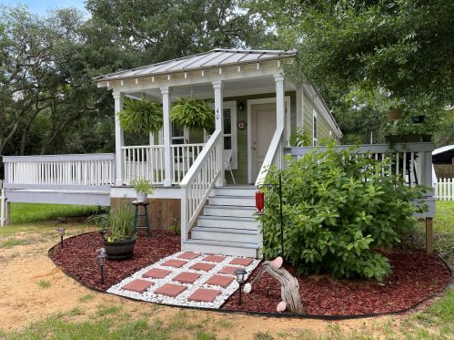 40 Horseshoe Ln, Freeport, FL 32439-2883