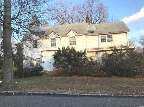 7 Hemsley Ln, Great Neck, NY 11023-1311