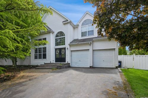 23 Hyacinth Ct, Huntington Station, NY 11747-4242