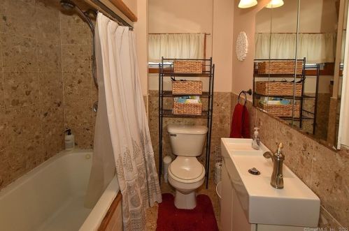 29 Ash St, Norwich CT  06351-1804 exterior