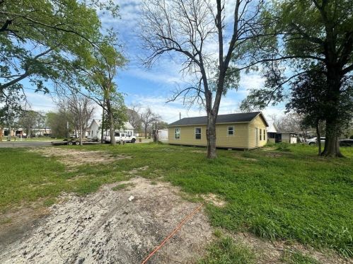 304 Caroline St, Chita, TX 75862-7205