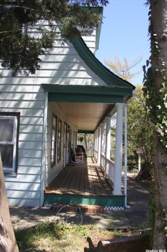 493 Middle Rd, Bay Port NY  11705-1907 exterior