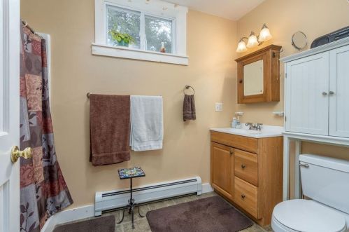 104 Lk Shr Dr, Northwood NH  03261-3707 exterior