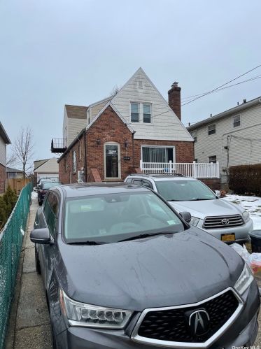 425 Beach 21st St, Far Rockaway, NY 11691-3611