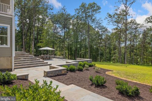 1044 Manning St, Great Falls VA  22066-1922 exterior