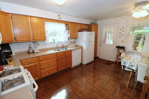 160 Woodstone Ln, New Kensington, PA 15068-4642