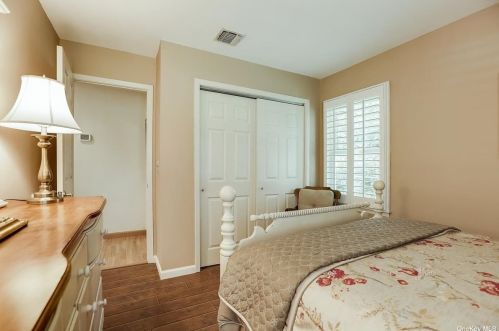 11 Remsen Ct, Mount Sinai NY  11766-1603 exterior