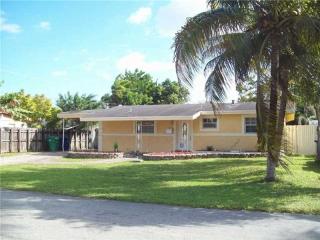 2111 Havana Dr, Hollywood FL  33023-3538 exterior