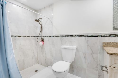 6704 193rd Ter, Hialeah FL  33015-2454 exterior