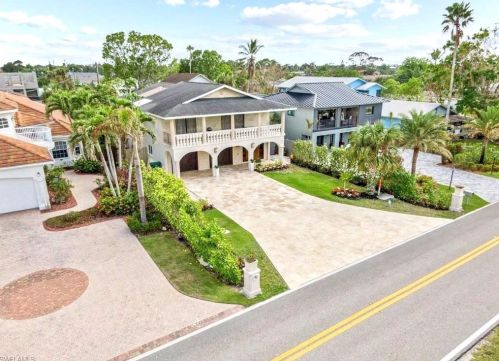 10242 Vanderbilt Dr, Naples FL  34108-2157 exterior