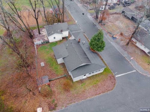 33 Riverside Dr, Oakland NJ  07436-1405 exterior