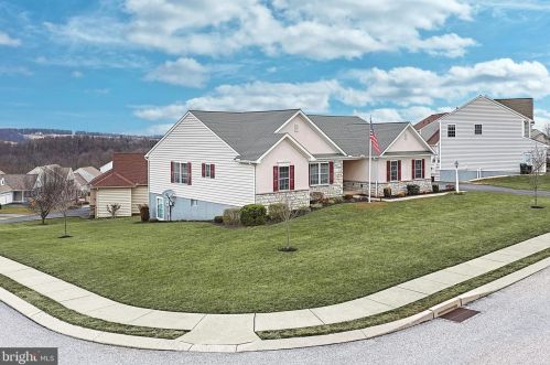 30 Centre Ct, Red Lion PA  17356-8949 exterior