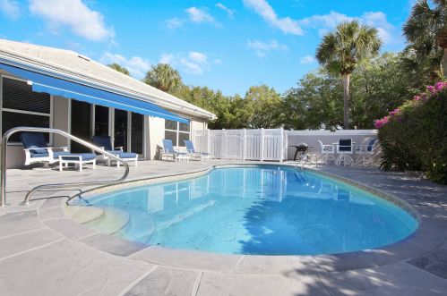 966 Bear Island Cir, West Palm Beach FL  33409-2062 exterior