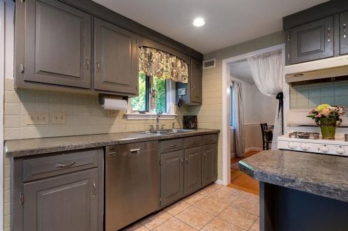 258 Shore Dr, Salem NH  03079-1694 exterior