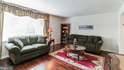 907 Quincy Dr, Yardley PA  19067-2902 exterior