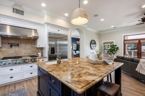 5250 Appian Way, Long Beach CA  90803-1901 exterior