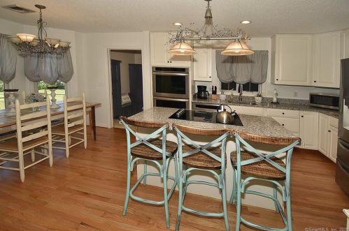 4 Lookout Lndg, Ellington CT  06029-2543 exterior