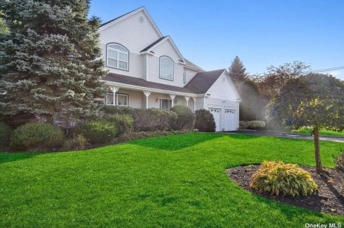 81 Stoothoff Rd, Elwood, NY 11731-3917