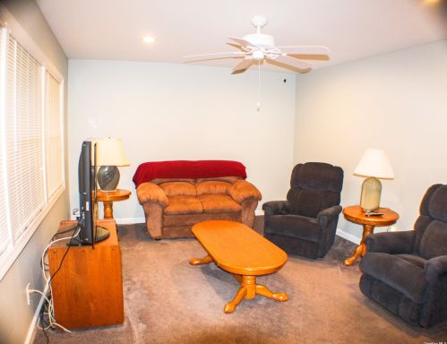 10 Deland St, Elwood, NY 11731-1908