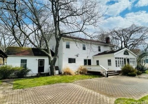 21 Winthrop Dr, Huntington Station, NY 11746-5741