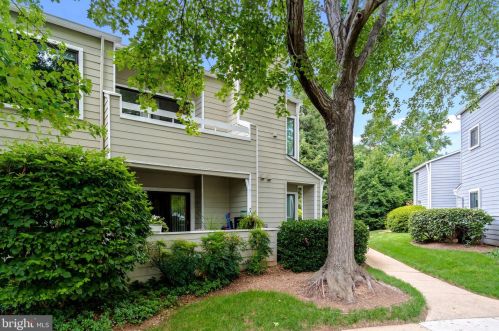 1966 Villaridge Dr, Herndon, VA 20191-4828