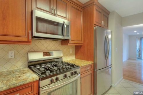 124 Panorama Dr, Edgewater NJ  07020-7240 exterior
