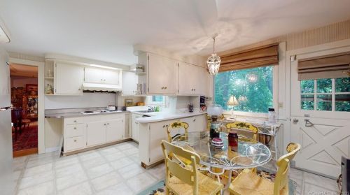 541 Lincoln St, New Britain CT 06052-1802 exterior