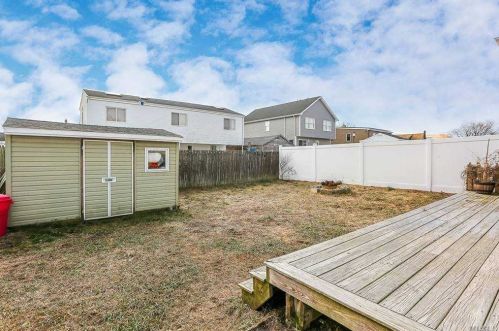 61 Hollywood Ave, North Lindenhurst NY  11757-6704 exterior